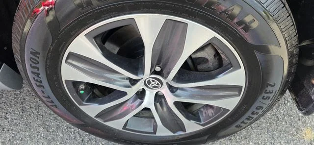 Used 2022 Silver Toyota XLE image 11