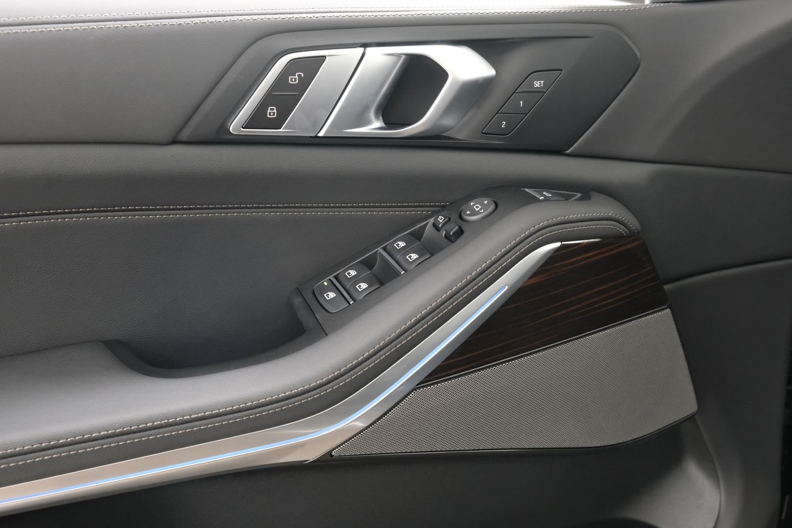 New 2026 Black Sapphire Metallic BMW xDrive40i image 38