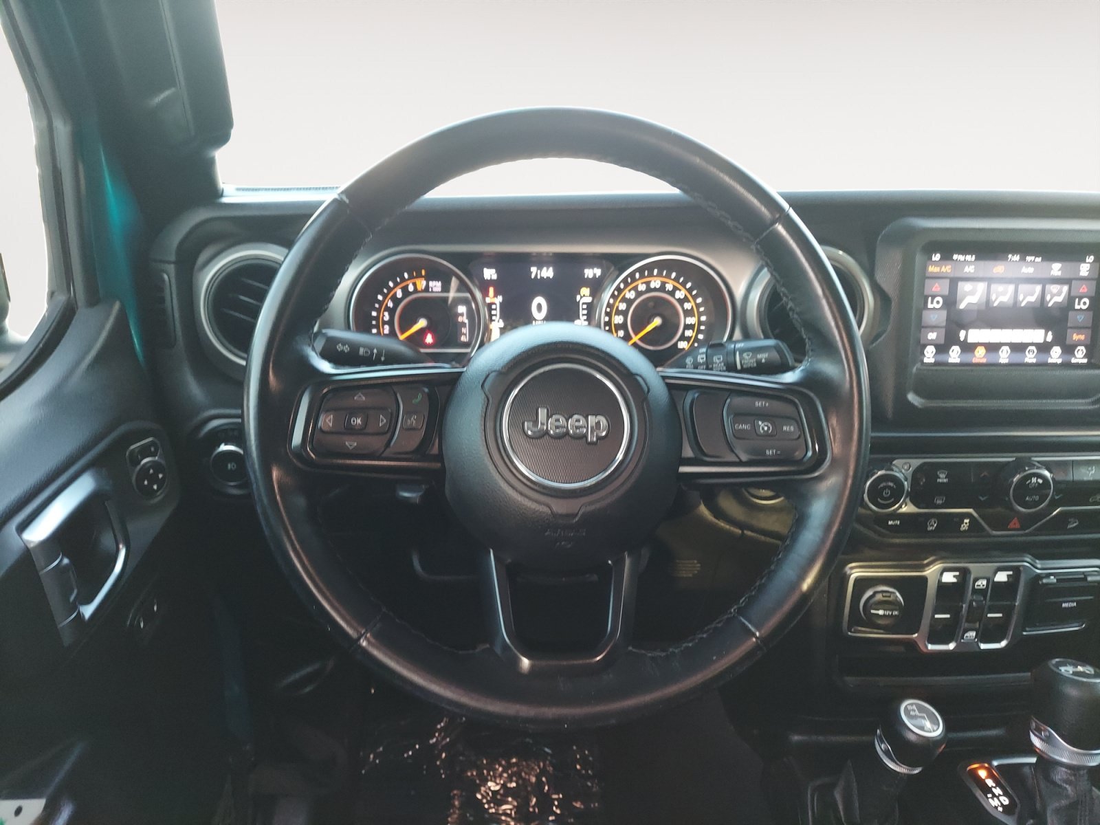 Used 2020 Bikini Pearlcoat Jeep Sport S image 13