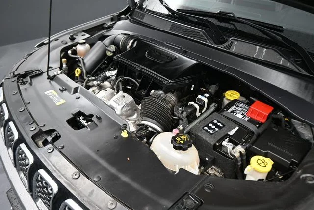 Used 2024  Jeep Limited image 12