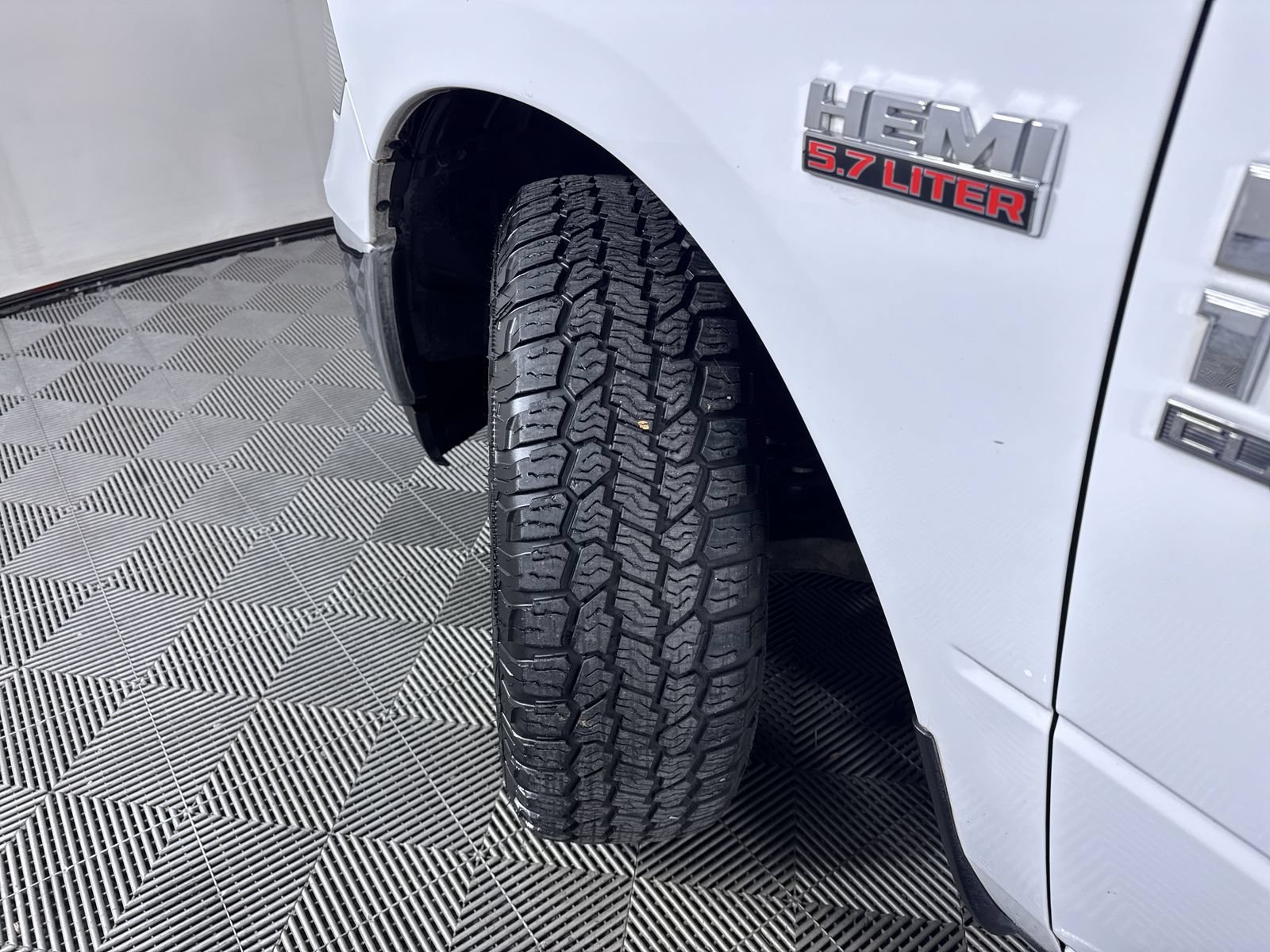 Used 2019 Bright White Clearcoat Ram SLT image 27