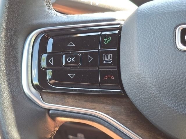 Used 2025 Diamond Black Crystal Pearlcoat Jeep Base image 24