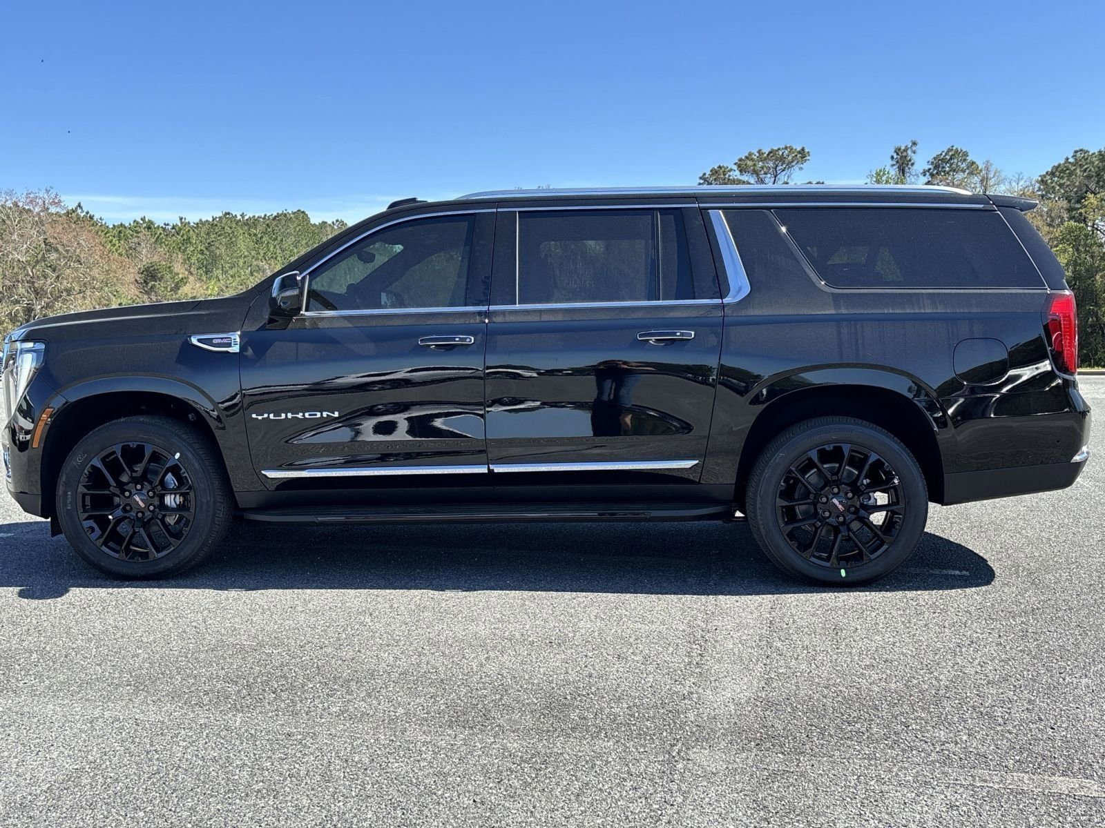 Used 2025 Onyx Black GMC 4WD 4dr Elevation image 27