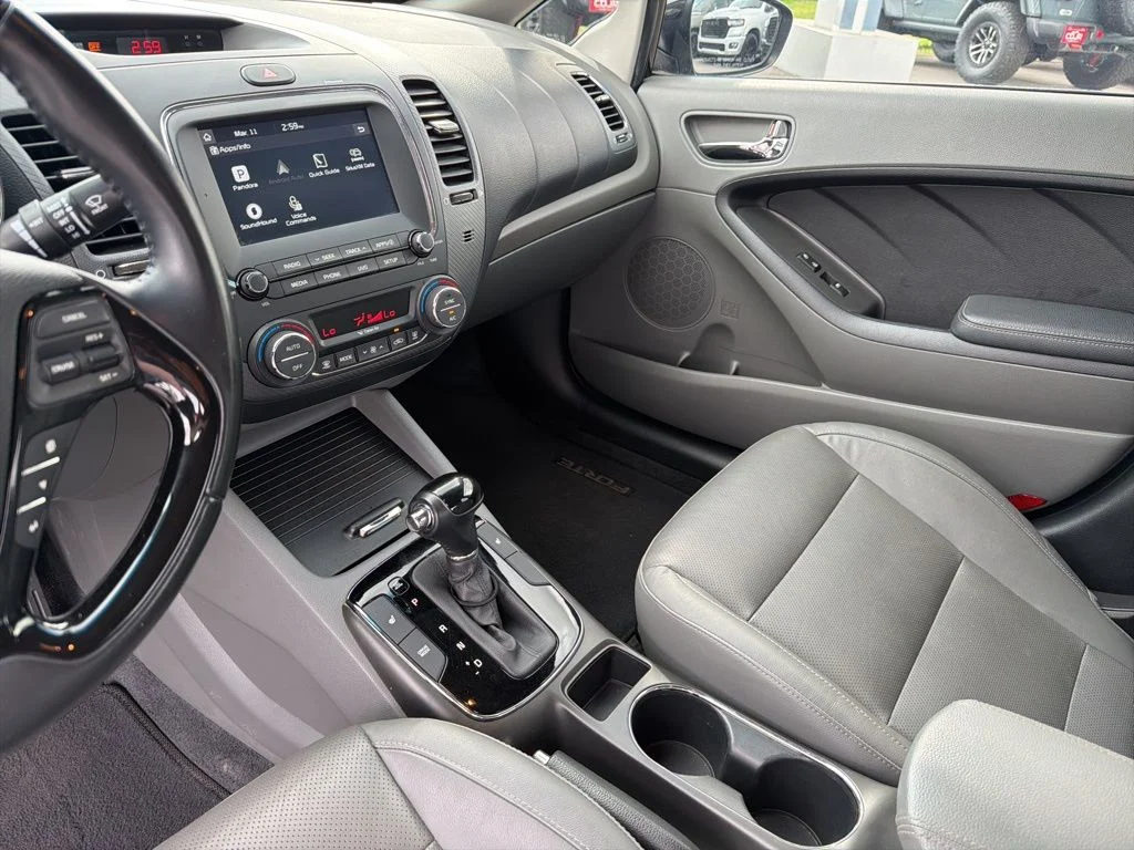 Used 2017 Black Kia EX image 28