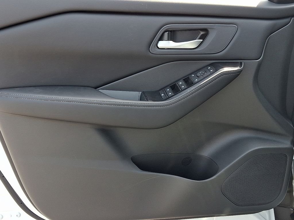 2026 Nissan Rogue — photo 8
