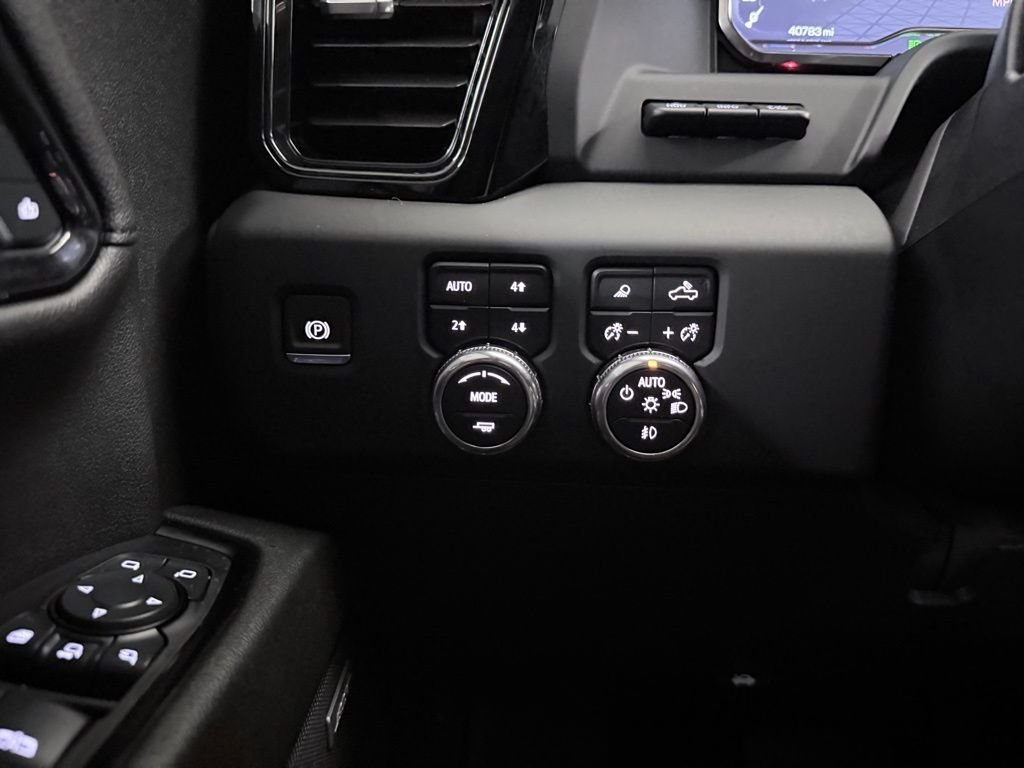 Used 2024 White GMC AT4 image 31