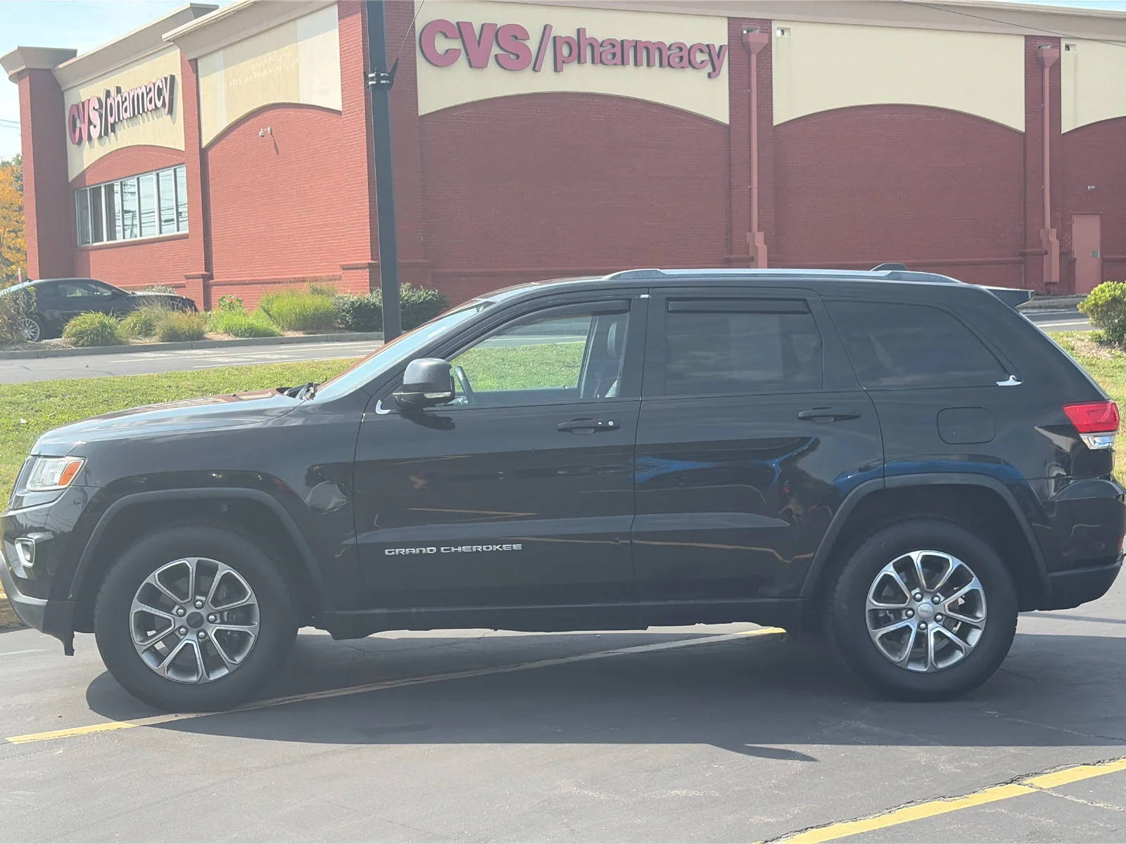 Used 2014 Brilliant Black Crystal Pearlcoat Jeep Limited image 2