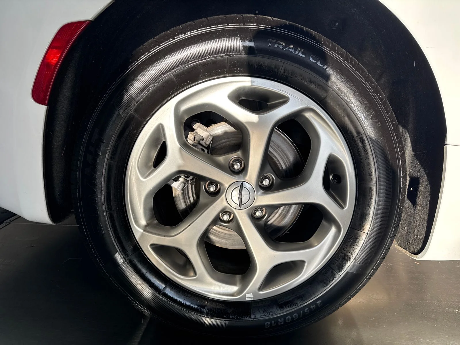 Used 2023 Bright White Clearcoat Chrysler Limited image 18