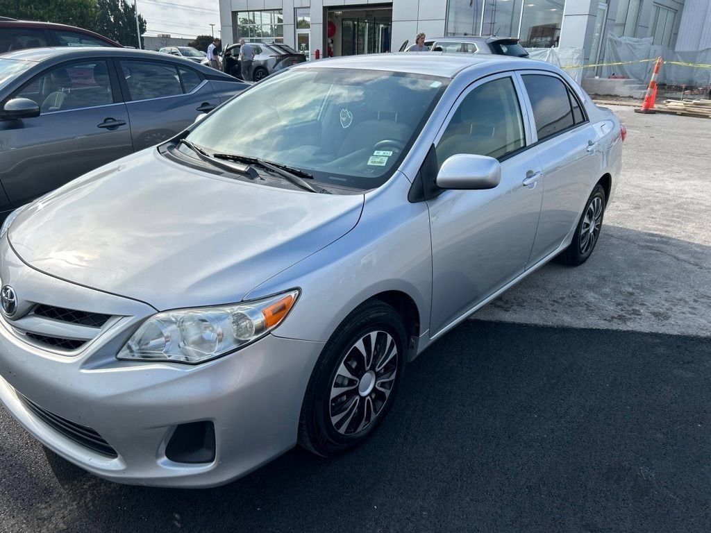 Used 2013 Classic Silver Metallic Toyota L image 9