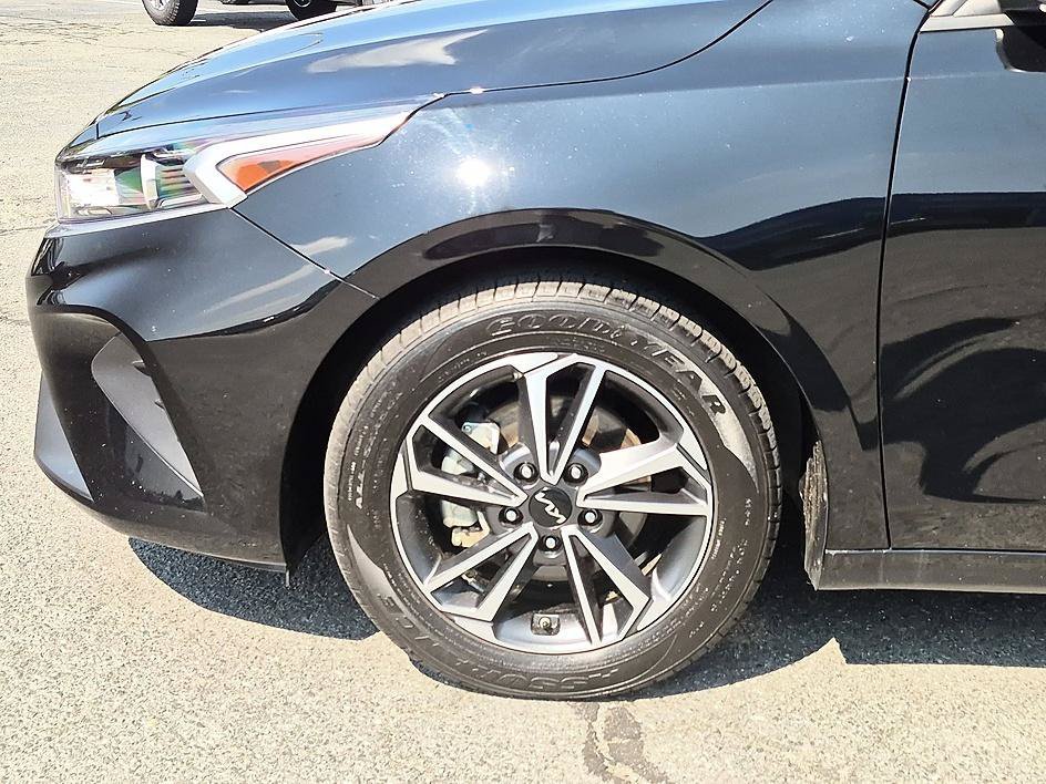 Used 2022 Black Kia LXS image 10