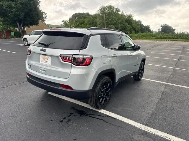 New 2026 Silver Zynith Metallic Clearcoat Jeep Latitude image 7