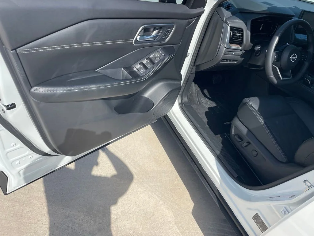 Used 2024 White Nissan Platinum image 19