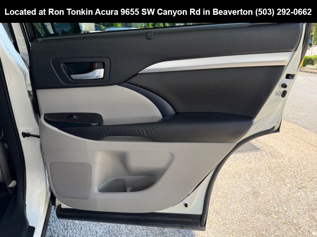 Used 2016 Blizzard Pearl Toyota XLE V6 image 27
