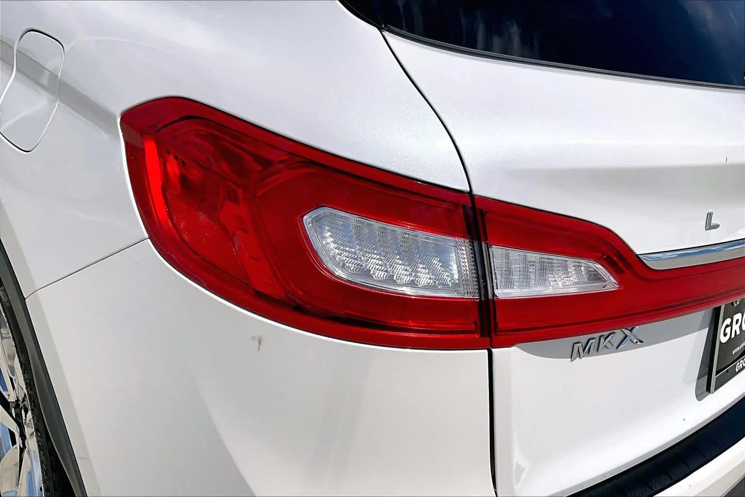 Used 2018 White Platinum Metallic Tri-Coat Lincoln Reserve image 28