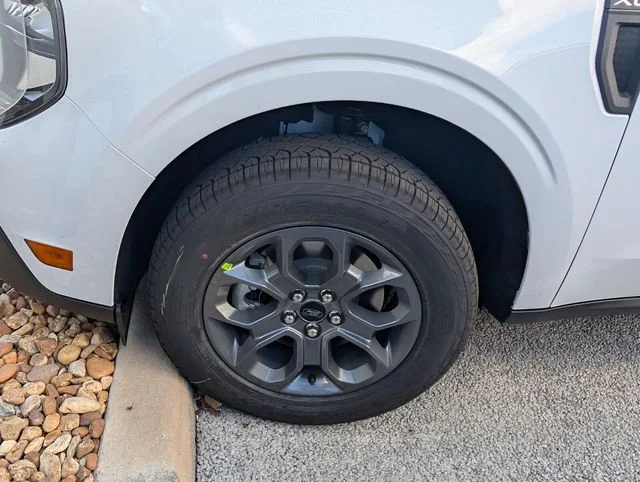 New 2025 Oxford White Ford XLT image 4