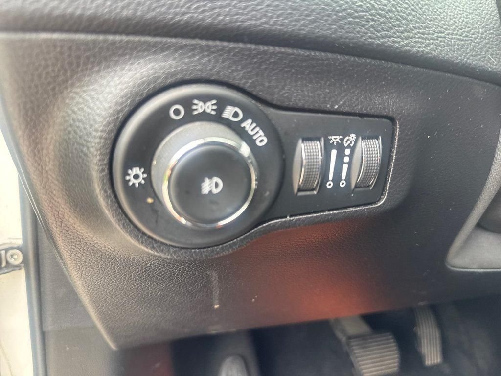 Used 2020 White Jeep Latitude image 36