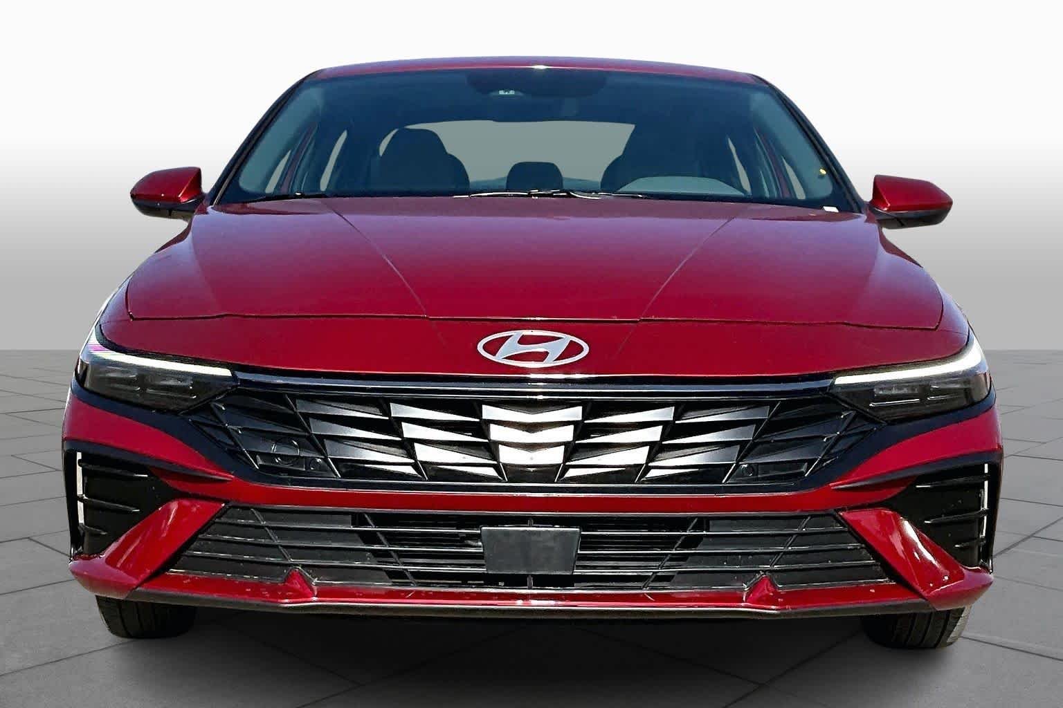 Used 2025 Ultimate Red Hyundai SEL Convenience image 4