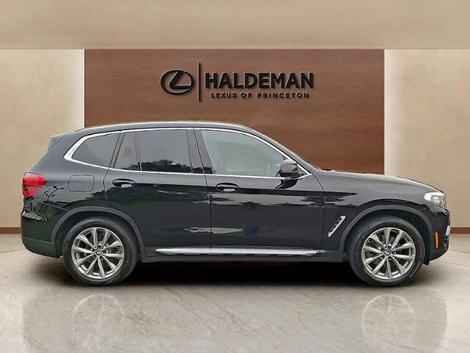 Used 2019  BMW xDrive30i image 7
