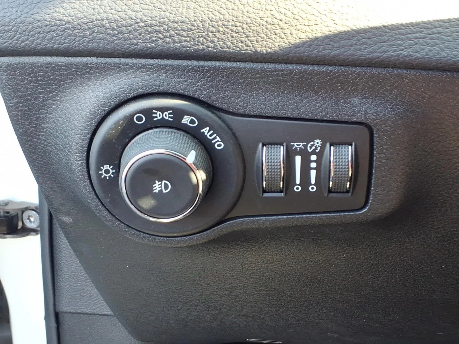 Used 2018 White Clearcoat Jeep Limited image 21