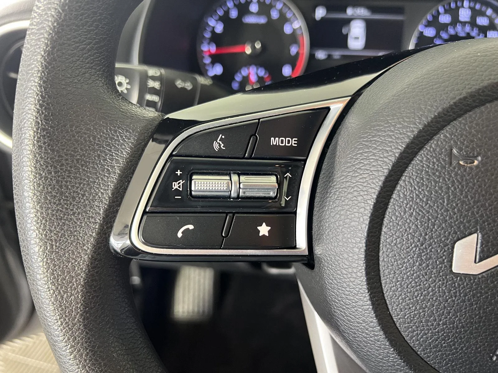 Used 2023 Steel Gray Kia LXS image 9