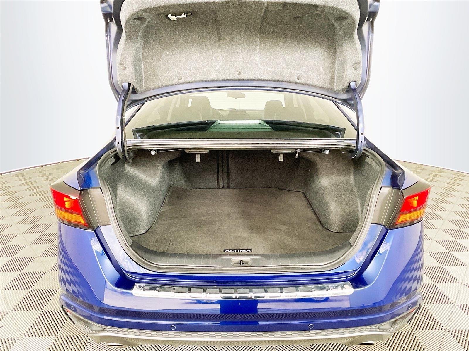 Used 2022 Deep Blue Pearl Nissan 2.5 SR image 26