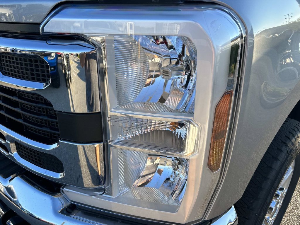 New 2027 Iconic Silver Metallic Ford F-250® XLT image 8