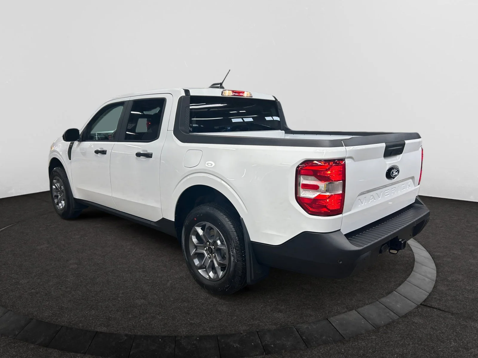 New 2026 Oxford White Ford XLT image 3