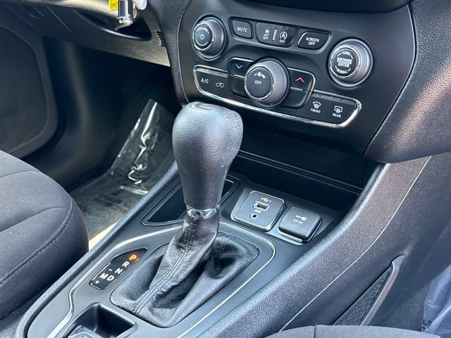 Used 2020 Billet Silver Metallic Clearcoat Jeep Latitude image 26
