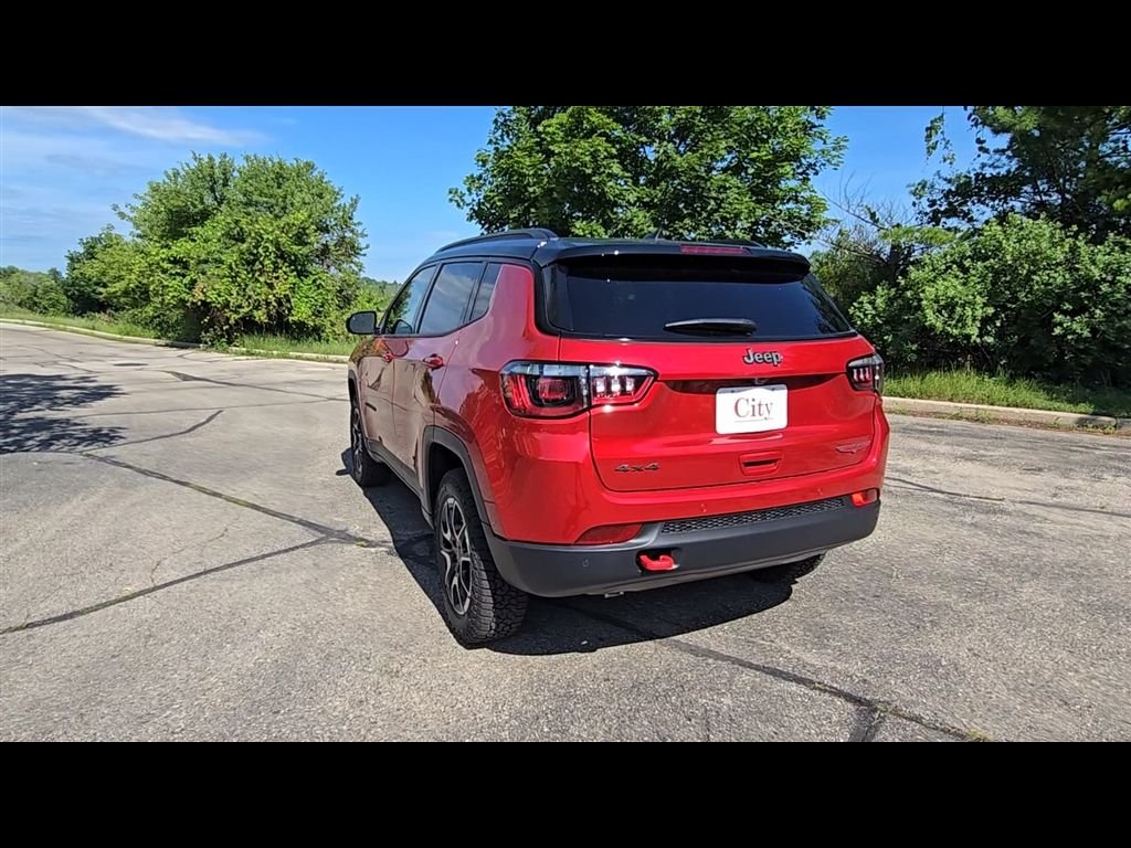 New 2026 Red Hot Pearl-Coat Exterior Paint Jeep Trailhawk image 6