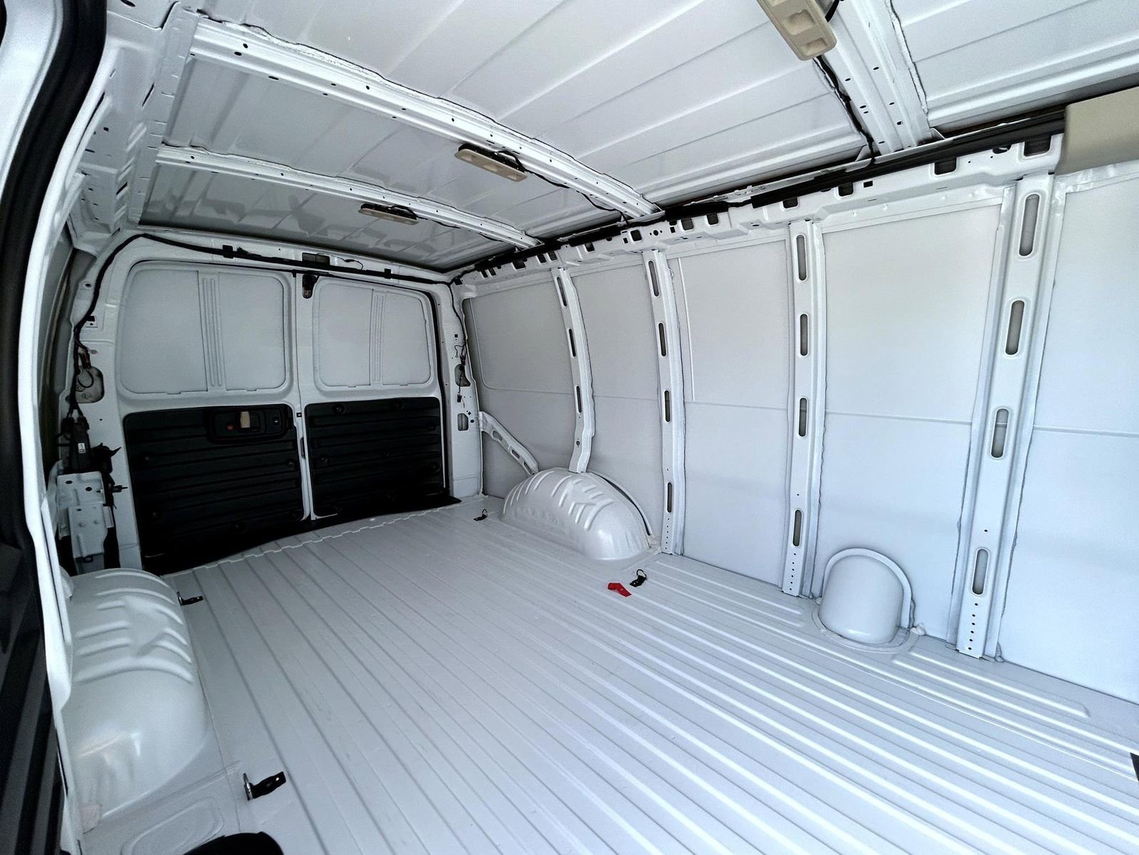 2025 Chevrolet Express Cargo Work Van - Photo 18