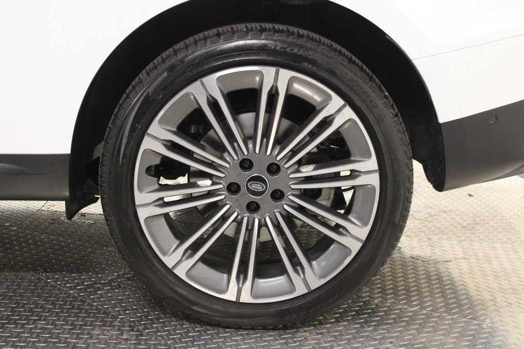 Used 2024  Land Rover SE image 10