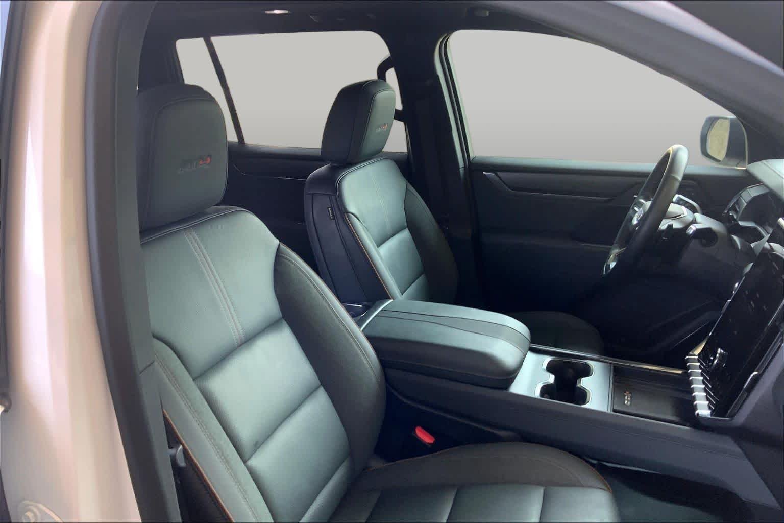 Used 2025 White Frost Tricoat GMC AWD AT4 image 8
