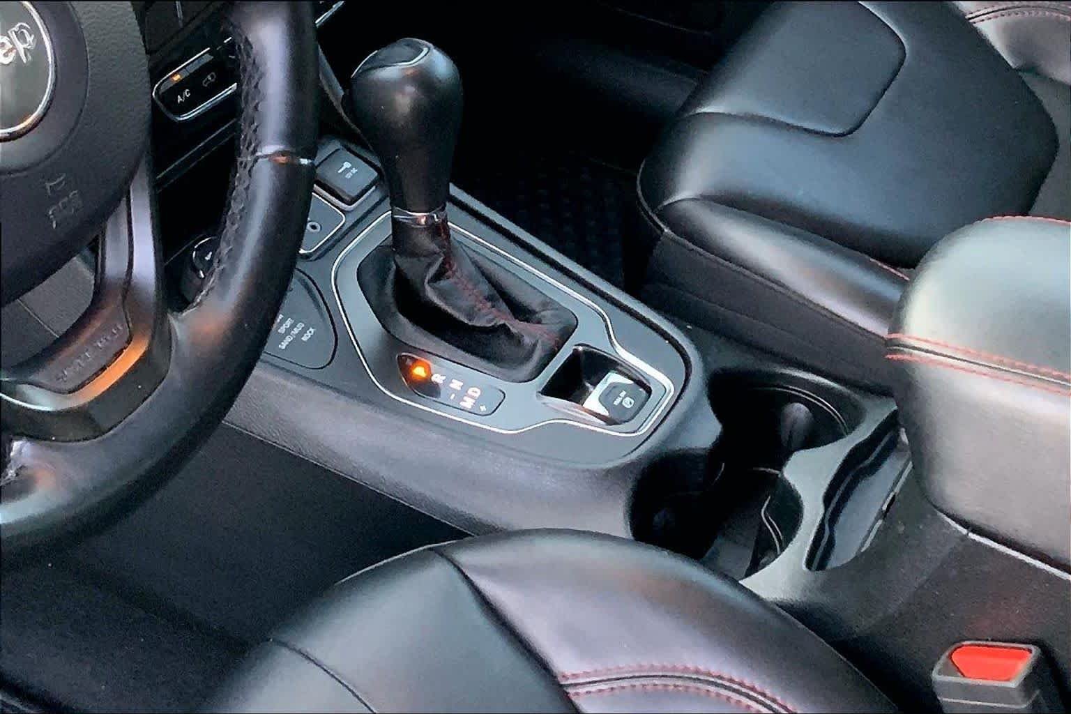 Used 2019 Diamond Black Crystal Pearlcoat Jeep Trailhawk image 15