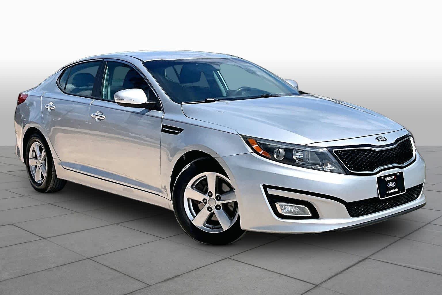 Used 2015 Sparkling Silver Kia LX image 3