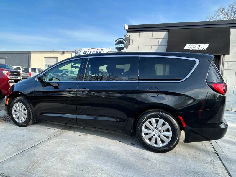 Used 2021 Black Chrysler L Minivan 4D image 9