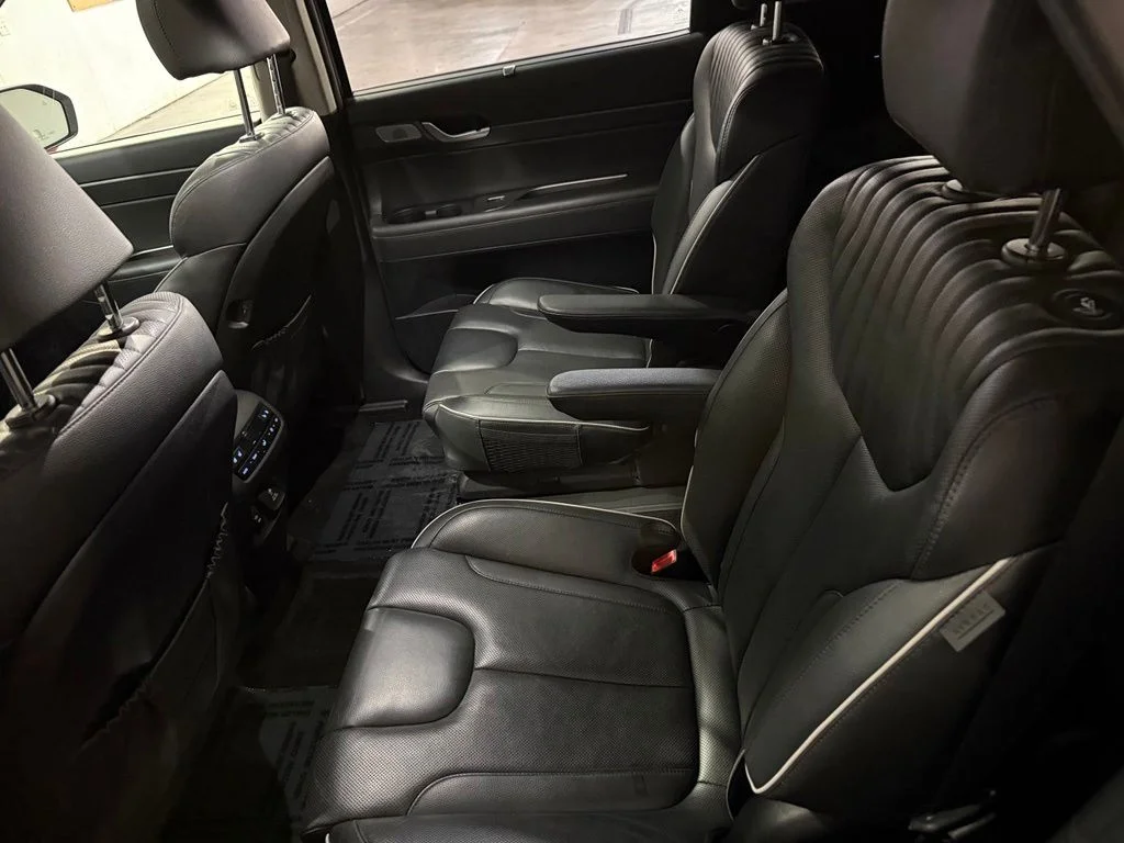 Used 2023 Graphite Hyundai Limited image 31