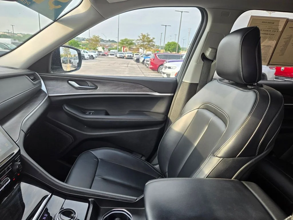 Used 2023 White Jeep Limited image 25