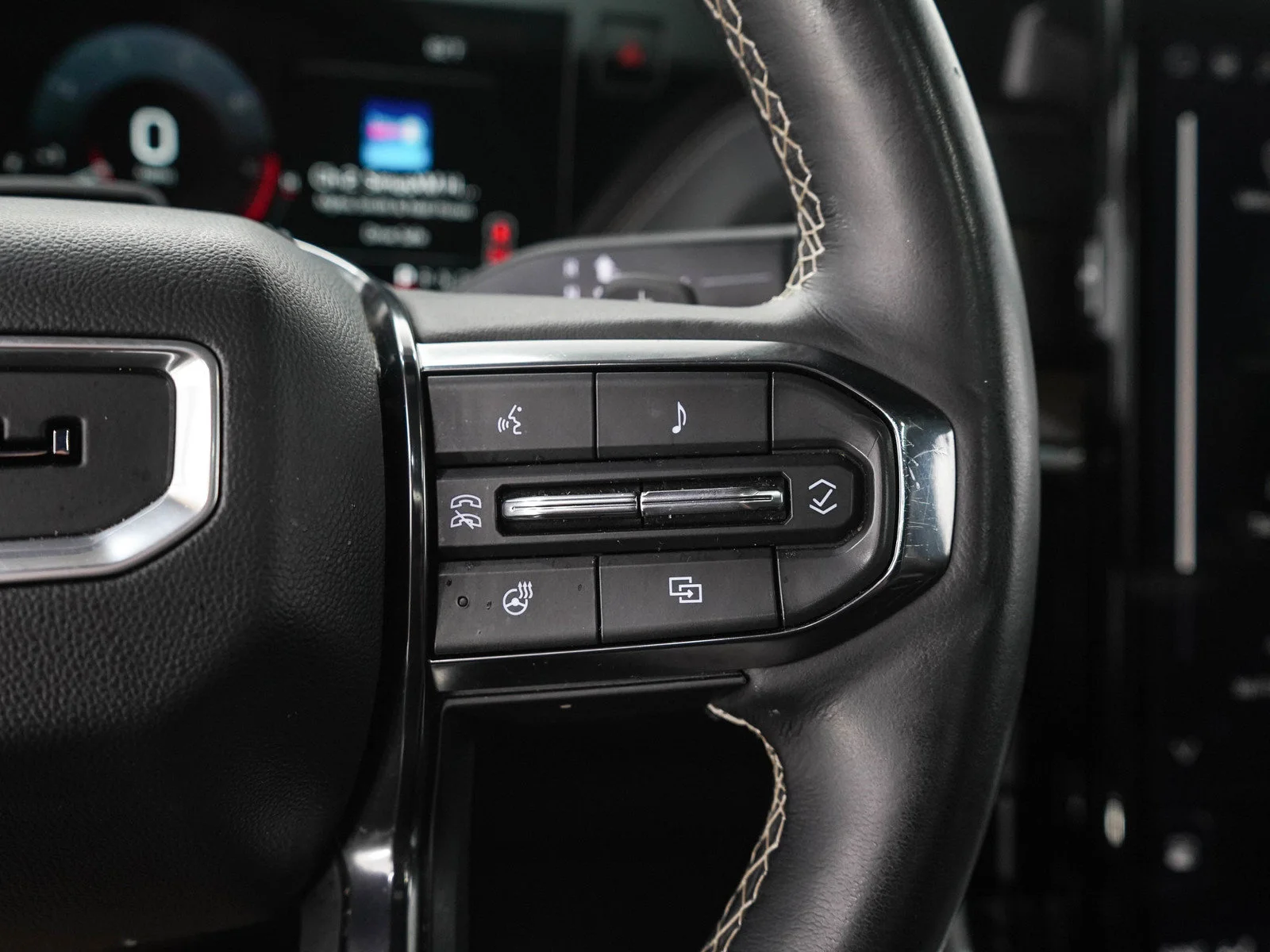 Used 2025 White Frost Tricoat GMC Denali Ultimate image 30