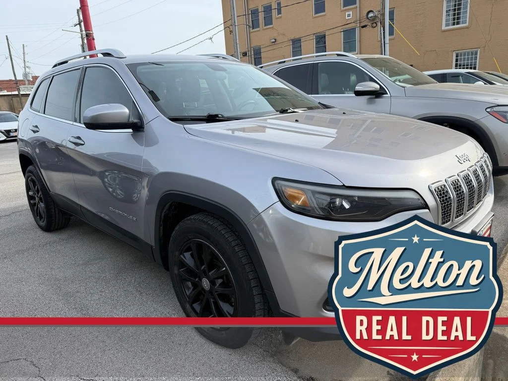 Used 2019 Silver Jeep Latitude Plus image 9