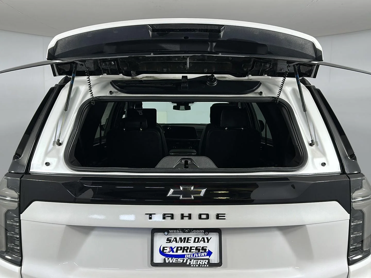Used 2025 Iridescent Pearl Tricoat Chevrolet Z71 image 32