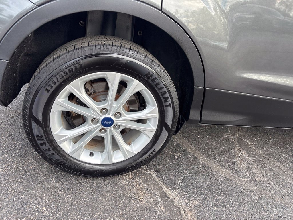 Used 2017 Magnetic Ford SE image 11