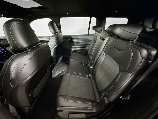 New 2025 Diamond Black Crystal Pearl-Coat Exterior Paint Jeep Altitude X image 24