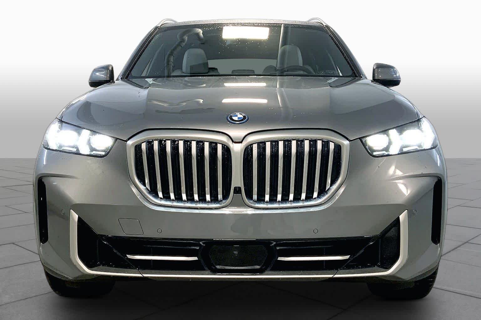 New 2026 Skyscraper Grey Metallic BMW xDrive50e image 3