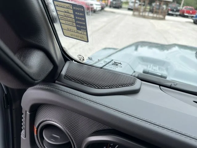 New 2026 Anvil Clear-Coat Exterior Paint Jeep Mojave image 21