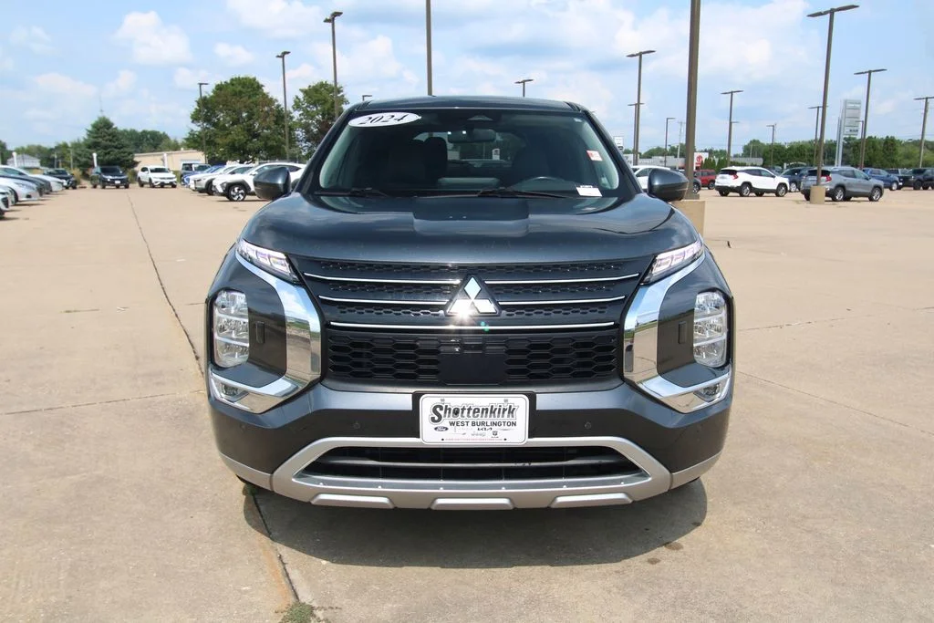 Used 2024  Mitsubishi SE image 2