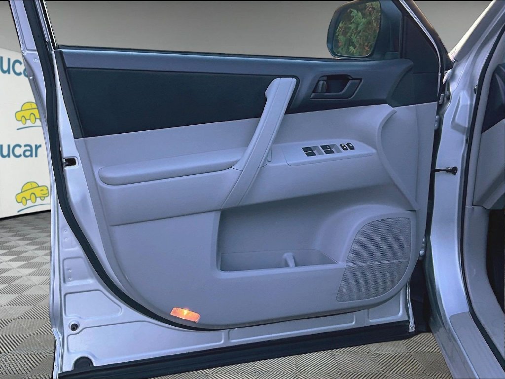 Used 2013 Silver Toyota Base image 9