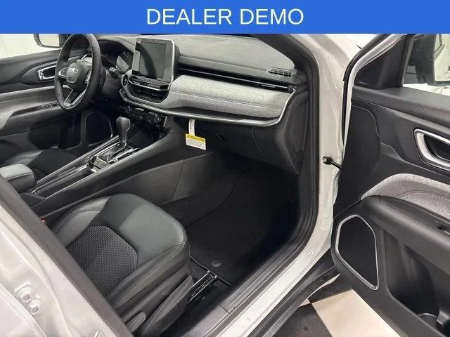 New 2026 Bright White Clear-Coat Exterior Paint Jeep Latitude image 29