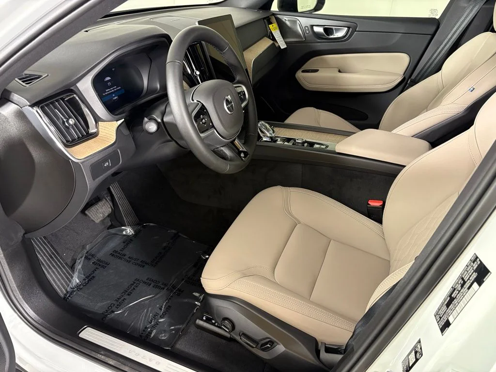 2026 Volvo XC60 Plus - Photo 17