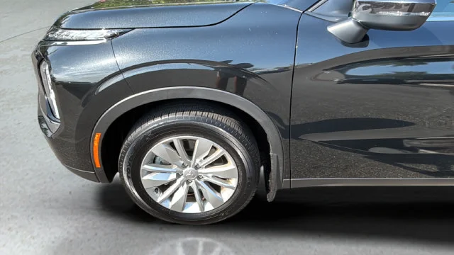 Used 2025  Mitsubishi ES image 38