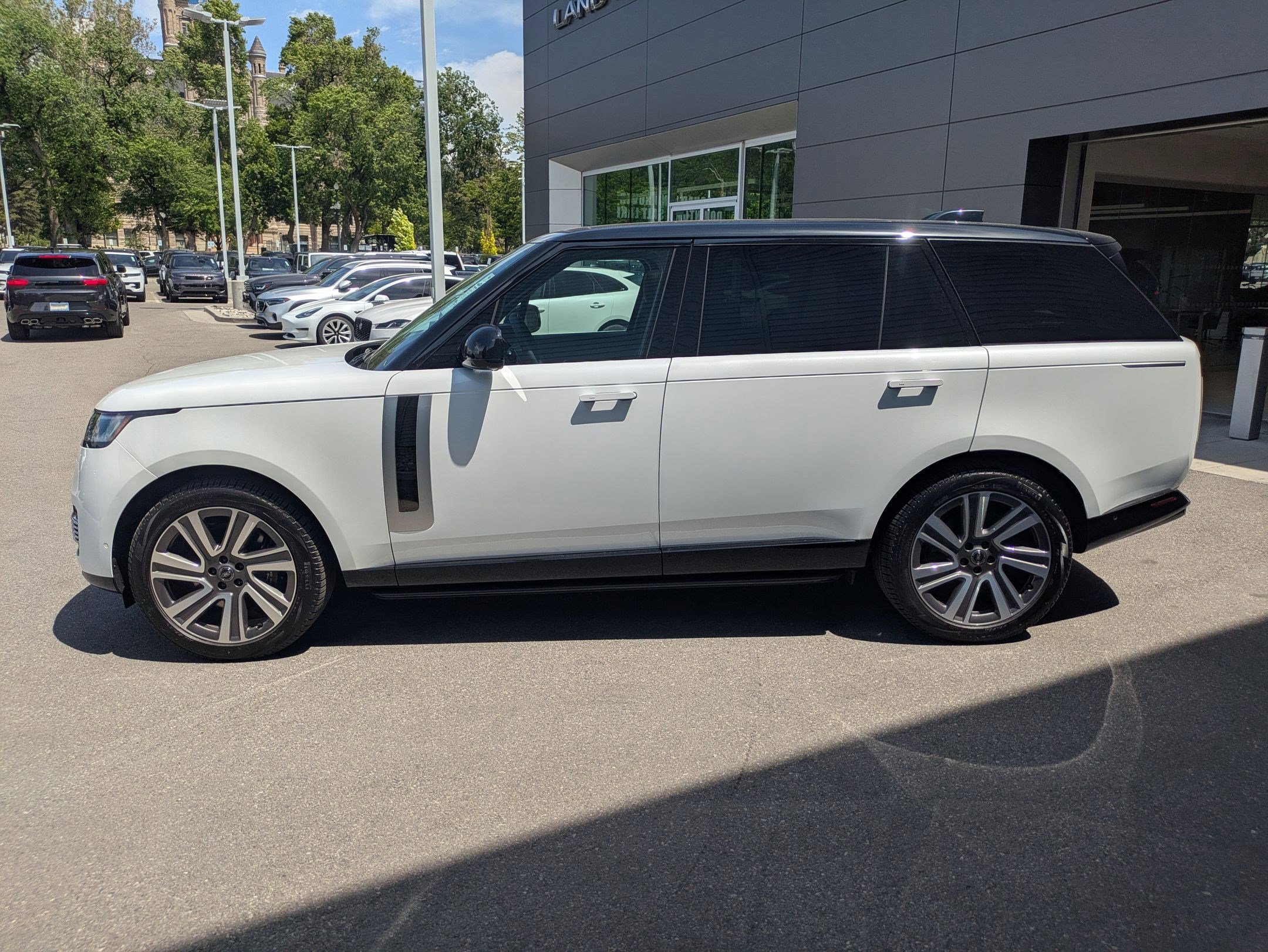 2025 Land Rover Range Rover SV - Photo 8